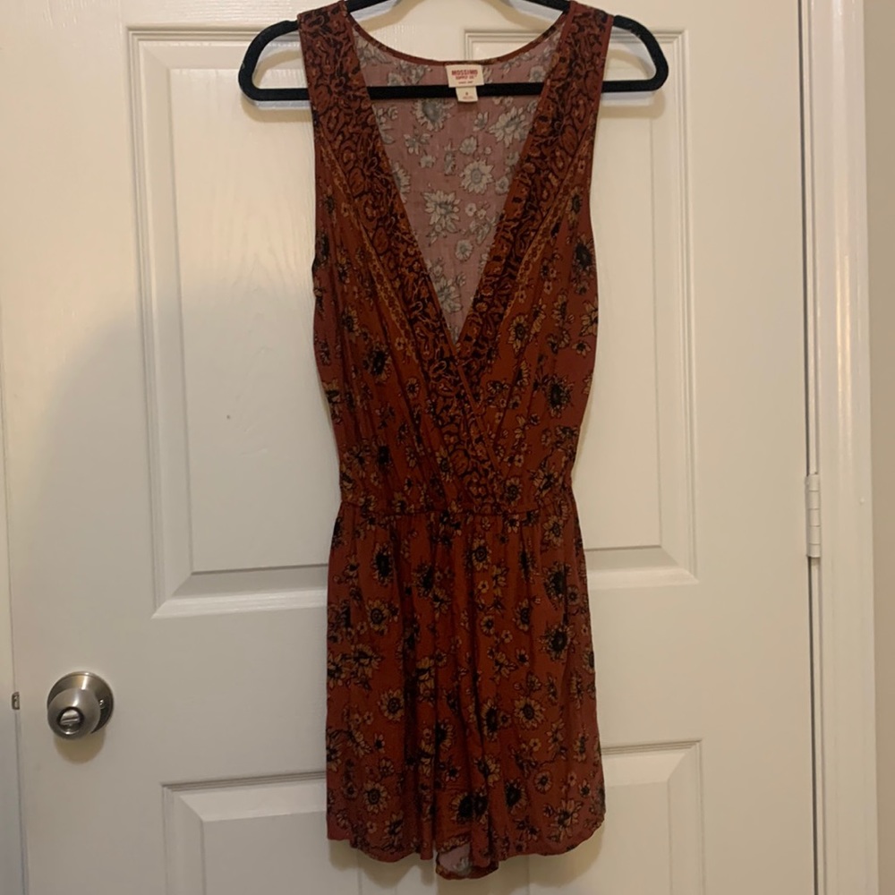 Mossimo Supply Co. women’s romper. Sunflower print. Size Small